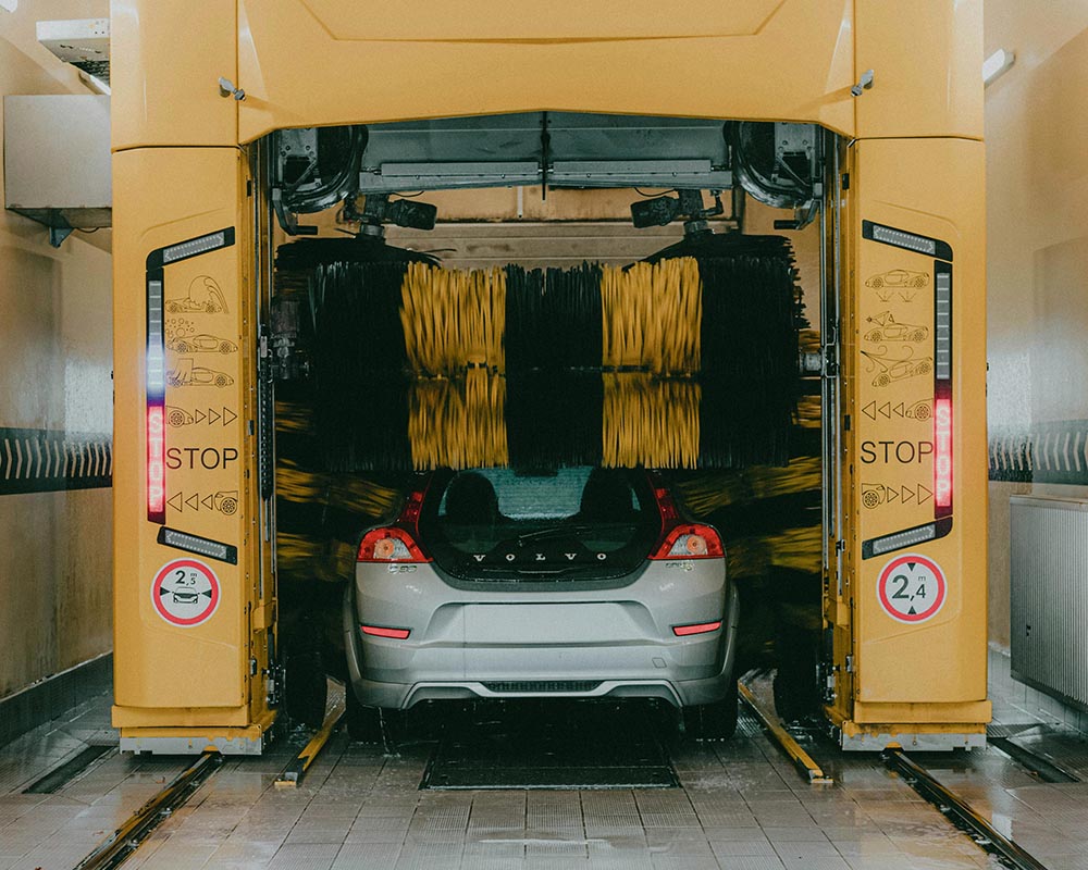 Kāpēc automātiskās mazgātuves nav saudzīgākais risinājums jūsu auto kopšanai?
